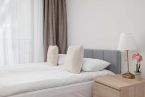 Spacious Apartment with Parking Near the Old Town by Noclegi Renters