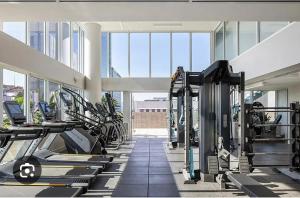 Luxury Residence in Center of Los Angeles 1B1B with Huge Balcony -Pool and BBQ on Roof
