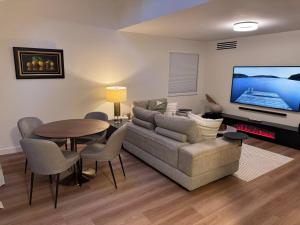 Luxury Garden Suite at Grouse Mountain Skylight+AC