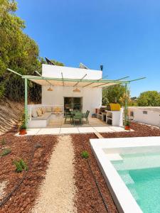 A retreat between the countryside and the sea