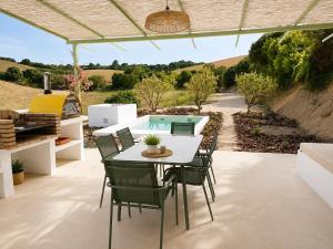 A retreat between the countryside and the sea