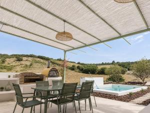 A retreat between the countryside and the sea