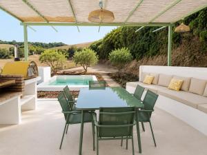 A retreat between the countryside and the sea