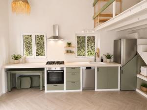 A retreat between the countryside and the sea