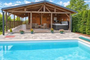 Pool House Green View w Jacuzzi & Garden - Happy Rentals