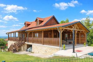 Pool House Green View w Jacuzzi & Garden - Happy Rentals