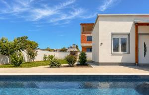 Lovely Home In Privlaka