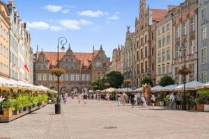 Długi Targ Street, Main Old Town & Riverside by Downtown Apartments