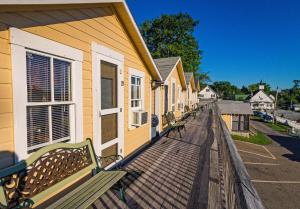Family Room with Balcony room in Half Moon Motel & Cottages