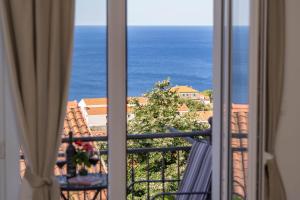 Private apartment Ana with sea view, near centar