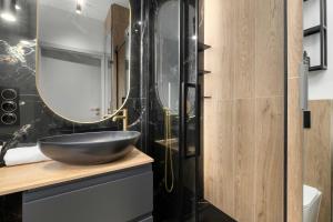 Stylish Apartment with Parking and Balcony by Noclegi Renters