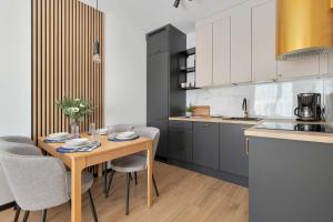 Stylish Apartment with Parking and Balcony by Noclegi Renters