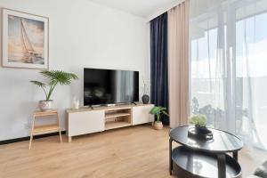 Stylish Apartment with Parking and Balcony by Noclegi Renters