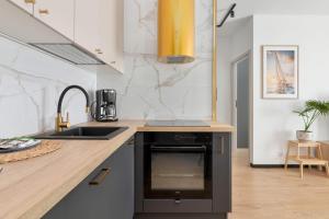 Stylish Apartment with Parking and Balcony by Noclegi Renters