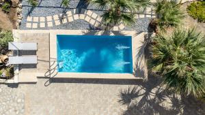 Aeriko Villa with Private pool -mountains meet the sea