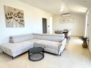 Diora Luxe Top-Floor Seafront Apartment with Jacuzzi & Panoramic Sea View
