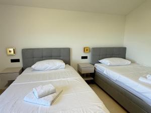 Diora Luxe Top-Floor Seafront Apartment with Jacuzzi & Panoramic Sea View