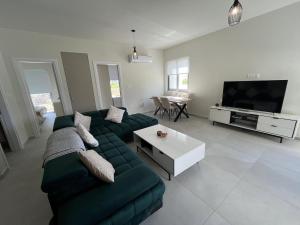 Mythical Blue Cozy 2 Bedroom En-suite Family Apartment Pool