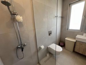 Mythical Blue Cozy 2 Bedroom En-suite Family Apartment Pool