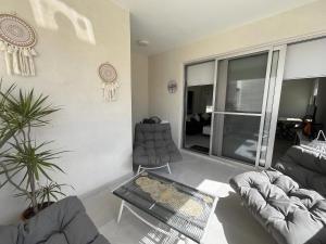 Mythical Blue Cozy 2 Bedroom En-suite Family Apartment Pool