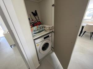 Mythical Blue Cozy 2 Bedroom En-suite Family Apartment Pool