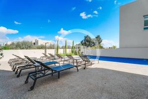 Mythical Blue Cozy 2 Bedroom En-suite Family Apartment Pool