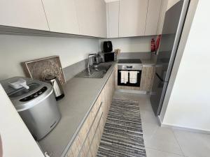 Mythical Blue Cozy 2 Bedroom En-suite Family Apartment Pool
