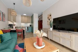 Comfortable Apartment with Parking Close to the Beach by Noclegi Renters