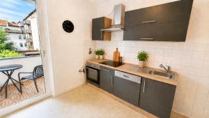 2min Fußweg vom Bahnhof, Ferienwohnung mit Balkon, Wifi, Smart TV, Hotel-Boxspringbetten