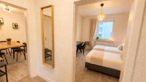 2min Fußweg vom Bahnhof, Ferienwohnung mit Balkon, Wifi, Smart TV, Hotel-Boxspringbetten