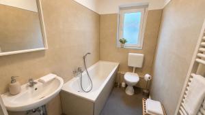 2min Fußweg vom Bahnhof, Ferienwohnung mit Balkon, Wifi, Smart TV, Hotel-Boxspringbetten