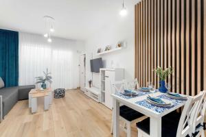 Cozy Studio with a Balcony and Parking by Noclegi Renters