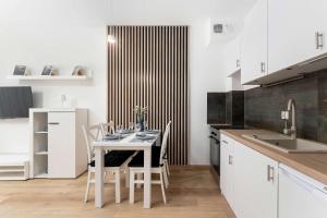 Cozy Studio with a Balcony and Parking by Noclegi Renters