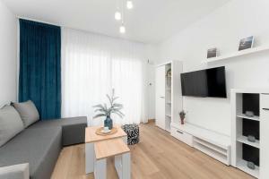 Cozy Studio with a Balcony and Parking by Noclegi Renters