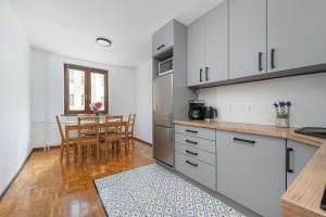 Spacious Apartment in Wrocław Center with Balcony and Desk by Noclegi Renters