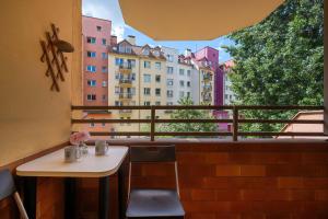 Spacious Apartment in Wrocław Center with Balcony and Desk by Noclegi Renters