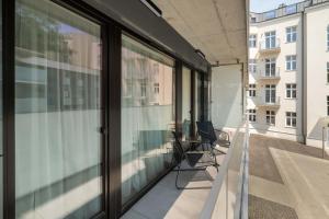 Klimatyzowany Apartament z Balkonem Miejscem do Pracy i Parkingiem by Renters Prestige