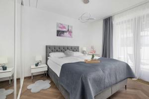 Klimatyzowany Apartament z Balkonem Miejscem do Pracy i Parkingiem by Renters Prestige