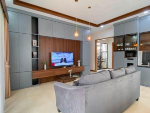 Spacious and Comfy 3BR 6 pax at Vimala Hills Villa By Travelio