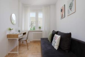 Bright Apartment with a Balcony in Warsaw by Noclegi Renters