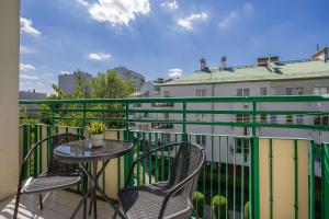 Bright Apartment with a Balcony in Warsaw by Noclegi Renters
