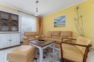 Przestronny Dom z Ogrodem oraz Kortem Tenisowym by Noclegi Renters