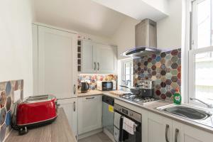 Charming 4-bed Home in Derby by Renzo Brilliant Location Free Parking