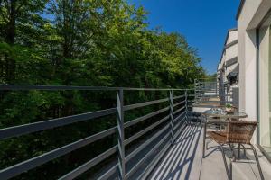 Nowoczesny Apartament w Szczyrku z Umeblowanym Balkonem by Noclegi Renters
