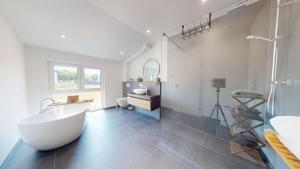 Homely Stay Greenfield Residence - 2BR House with Private Garden & 2,5 Bathrooms