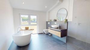 Homely Stay Greenfield Residence - 2BR House with Private Garden & 2,5 Bathrooms