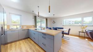 Homely Stay Greenfield Residence - 2BR House with Private Garden & 2,5 Bathrooms