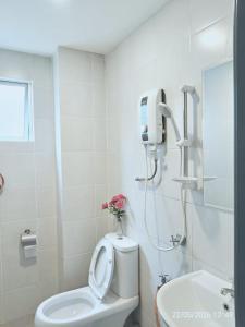 Rawang KPJ Budget Master King Room private bathroom shared kitchen & Hall