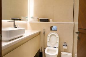 Spacious 2BR Pool, Gym, Balcony & Parking