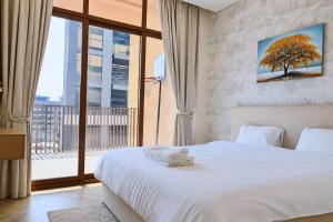 Spacious 2BR Pool, Gym, Balcony & Parking